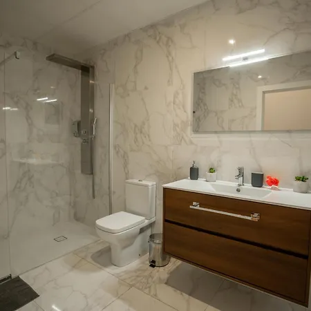 Homestay Con Terraza Y Bano Privado Y Comodidades Compartidas *